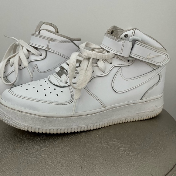 Nike shoes - Picture 2 of 3